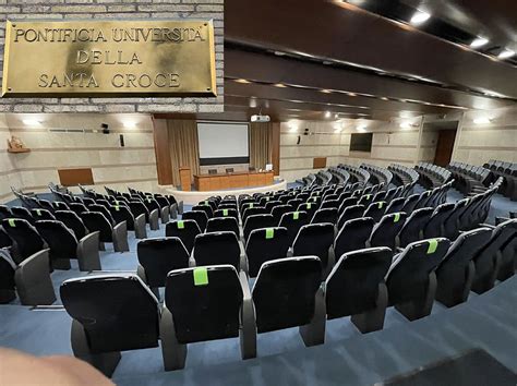 Interno dell'Università Pontificia della Santa Croce con studenti in studio