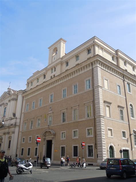 Biblioteca della Pontificia Università della Santa Croce con volumi e sale lettura