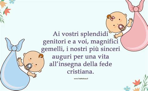 Foto di due gemelli vestiti per il Battesimo