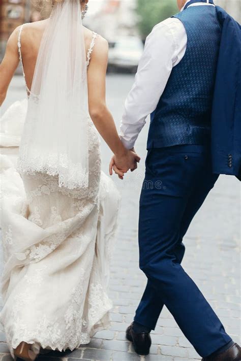 Coppia di sposi che si tengono per mano in chiesa