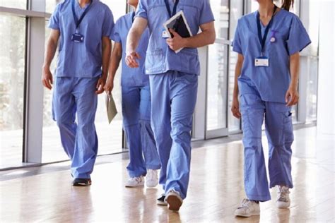 Immagine del personale medico e assistenziale che interagisce con gli anziani