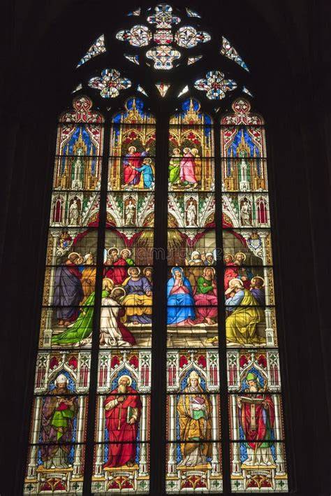 Foto della vetrata temporanea di Wilhelm Teuwen nella Cattedrale di Colonia
