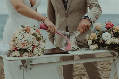 Infografica sui riti simbolici del matrimonio: rito della luce e rito della sabbia con spiegazioni visive
