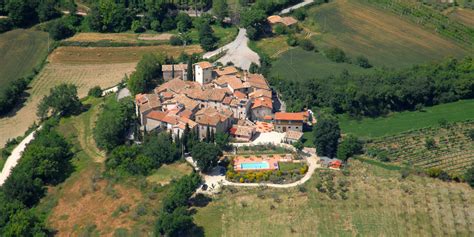 Foto panoramica del borgo di Messenano tra le colline umbre