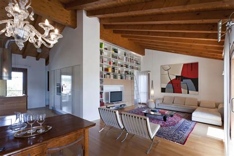 Interno di una delle case vacanze con arredi in stile umbro