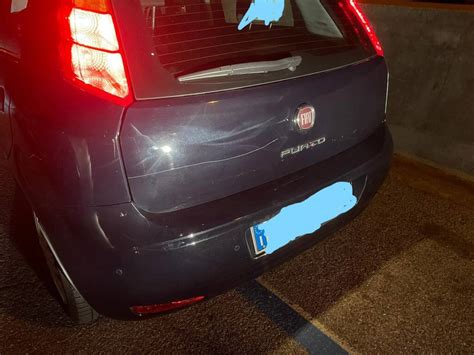 Foto di un'auto Fiat Punto danneggiata frontalmente dopo un'uscita di strada