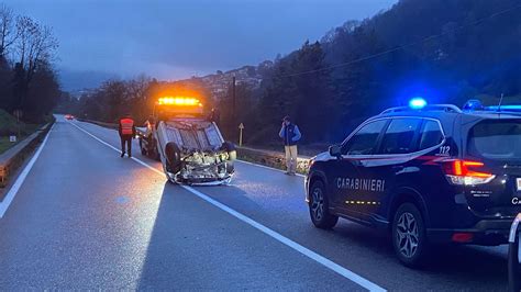 Foto di una Citroen C1 ribaltata al centro della strada dopo uno scontro