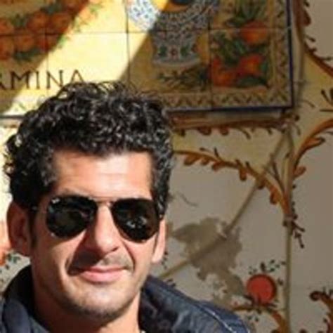 Ritratto di Rosario Marchese Ragona durante una conferenza stampa