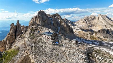 Vista panoramica del Rifugio Tarì immerso nel paesaggio della Majella