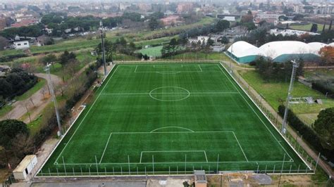 Campo da calcio di un oratorio con giovani che giocano