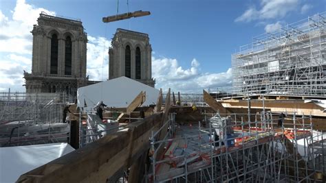 Ricostruzione storica del cantiere medievale di Notre-Dame con le diverse fasi di costruzione