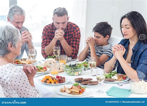Famiglia che prega insieme, simboleggiando la fraternità universale