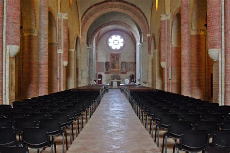 Interno della Chiesa Abbaziale di Chiaravalle di Fiastra, con le navate e i capitelli