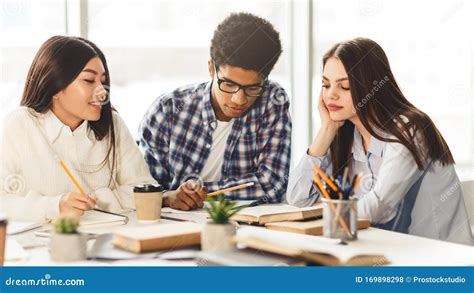 Studenti universitari in una residenza religiosa che studiano e interagiscono in un ambiente moderno e accogliente