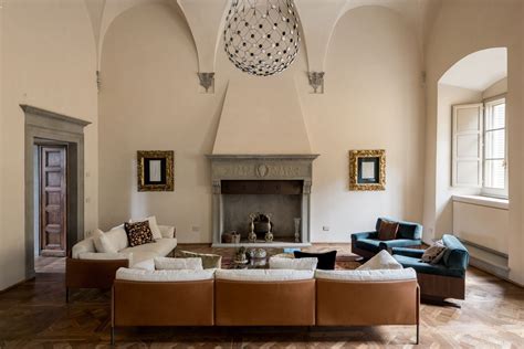 Cortile interno di una dimora storica con piante, fontane e sedute confortevoli
