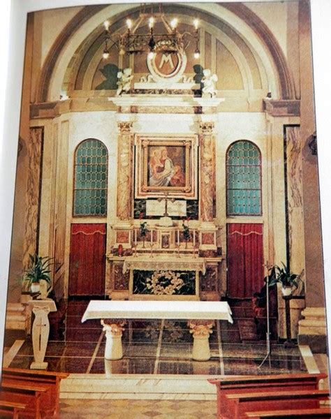 Interno del Santuario dei Quercioli, con affreschi e arredi sacri