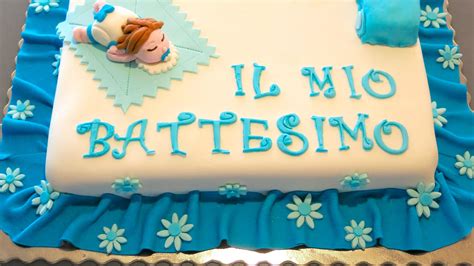 Foto di una torta per battesimo personalizzata e pasticcini assortiti