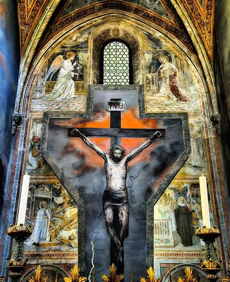 Rappresentazione artistica di un crocifisso che dialoga con una figura umana, evidenziando il contrasto tra il simbolismo e la realtà del supplizio.