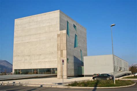 Foto esterna della Chiesa di San Paolo a Foligno, architettura moderna