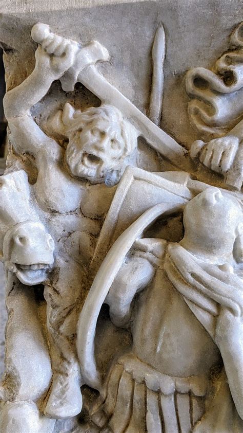 Scultura in cemento e marmo bianco di Carrara di Enzo Cucchi sulla facciata della Chiesa di San Paolo