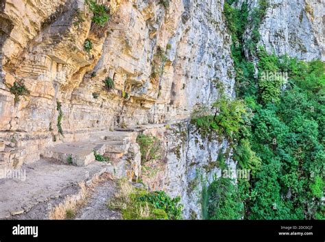 Il monastero di Agía Paraskevi a picco sulle gole di Vikos