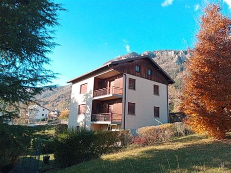 Vista esterna della Casa Alpina di Bratto con il massiccio della Presolana sullo sfondo