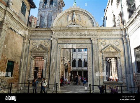 Tematica: Antica iscrizione sulla facciata della Scuola Grande di San Giovanni Evangelista