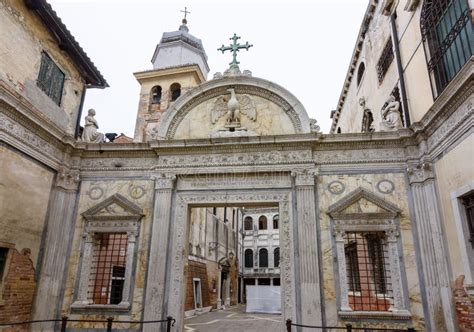 Tematica: Dettaglio del portale d'ingresso della Scuola Grande di San Giovanni Evangelista con bassorilievi