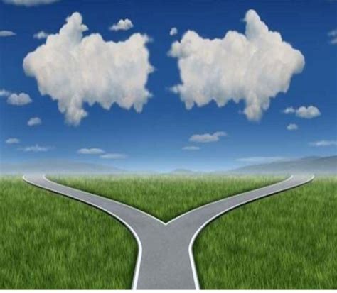 Un'immagine che rappresenta un bivio con una strada che porta verso una luce brillante e un'altra che si perde nell'oscurità, con una figura umana che sceglie la strada luminosa.