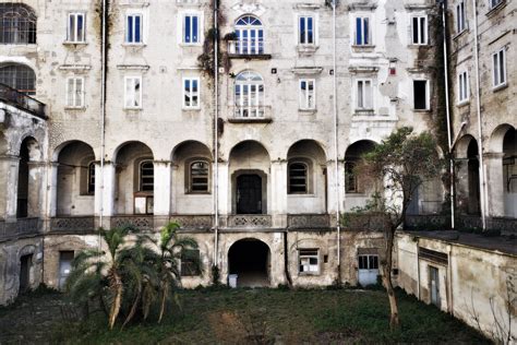Una foto del lebbrosario di Molokai o un ritratto di Padre Damiano.