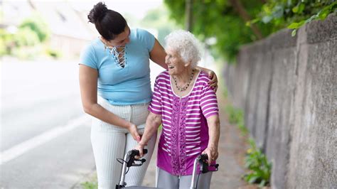 Un'immagine che evoca la figura di una persona anziana assistita con cura.