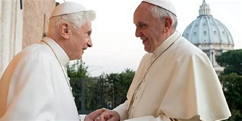 Una foto di Papa Benedetto XVI durante un momento di riflessione o preghiera.