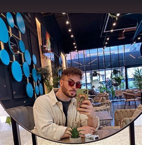 meme ironica che rappresenta un metallaro immerso nei social media.