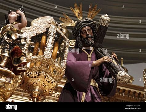Fedeli che partecipano alla Via Crucis