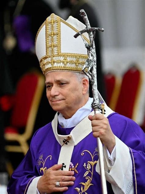 Sacerdote con paramenti viola durante la celebrazione della Messa in Quaresima