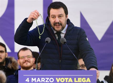 Matteo Salvini mostra un rosario durante un comizio politico