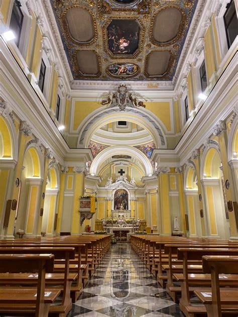 Foto interna della Chiesa di San Giovanni Battista de la Salle con il dipinto del Caffaro e l'altare