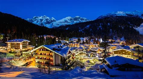 Veduta panoramica di Madonna di Campiglio innevata con le Dolomiti sullo sfondo