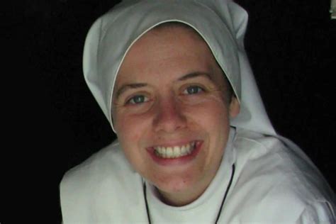 Ritratto fotografico di Suor Clare Crockett, giovane religiosa sorridente
