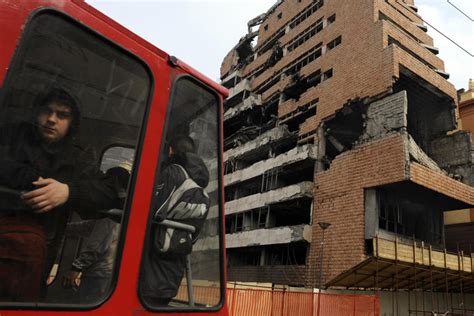 Macerie di un edificio dopo un terremoto, simbolo della morte di Suor Clare
