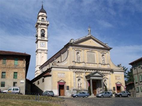 Vista esterna del Santuario del Santo Crocifisso di Meda con la piazza antistante