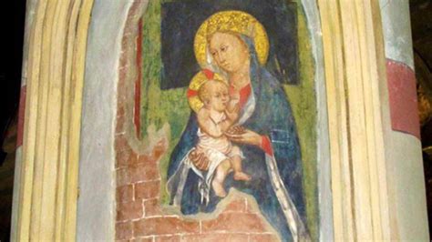 Foto interna del santuario della Madonna del Latte Dolce a Sassari, con fedeli e l'affresco