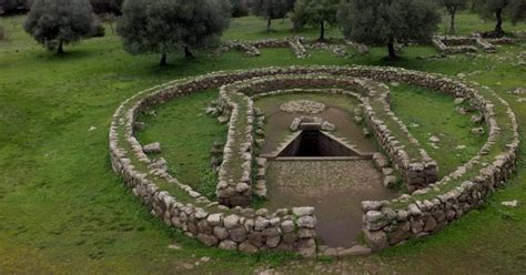 Insieme di foto raffiguranti diversi tipi di siti archeologici sardi: nuraghe, pozzo sacro e domus de janas.