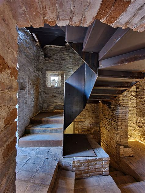 Dettaglio della nuova scala in acciaio Cor-Ten e marmo all'Abbazia di Praglia