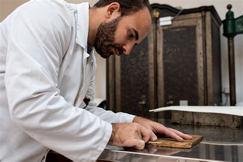 Interno del laboratorio di restauro del libro dell'Abbazia di Praglia con un monaco al lavoro