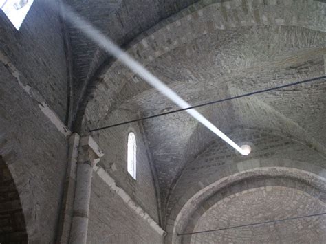 illustrazione schematica del fenomeno dell'occhio luminoso nell'Abbazia di Sant'Urbano