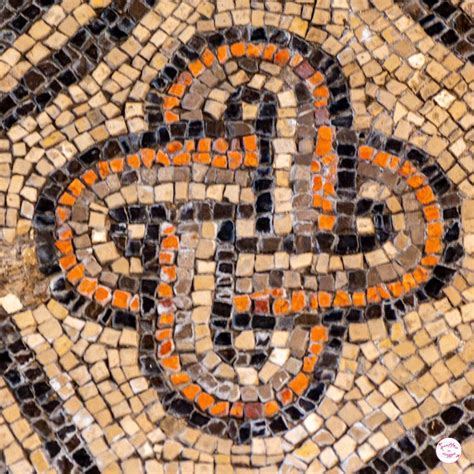 Dettaglio di un antico mosaico paleocristiano con il simbolo del Nodo di Salomone