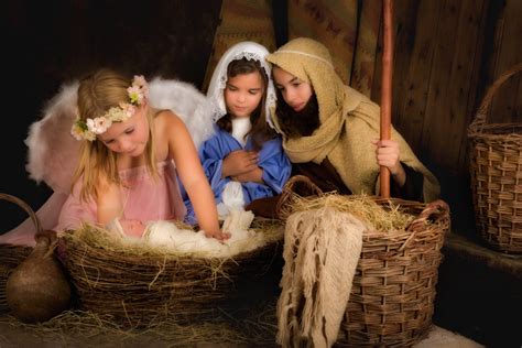 Foto di bambini che preparano o partecipano a un presepe vivente