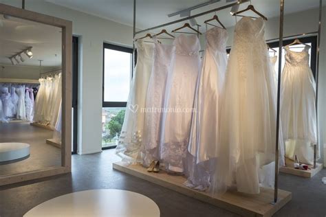 Interni dell'atelier Eli Boccia con esposizione di abiti da sposa