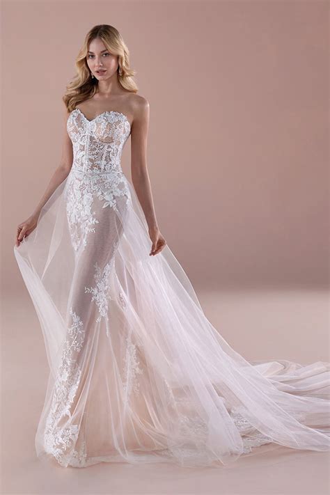 Foto di un abito da sposa con dettagli personalizzati
